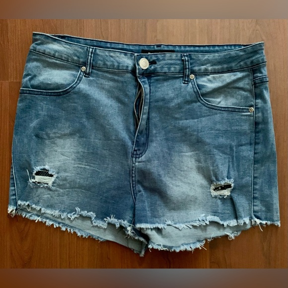 BLUENOTES Women’s Torn Jean Shorts Blue Size 34W - Picture 1 of 6